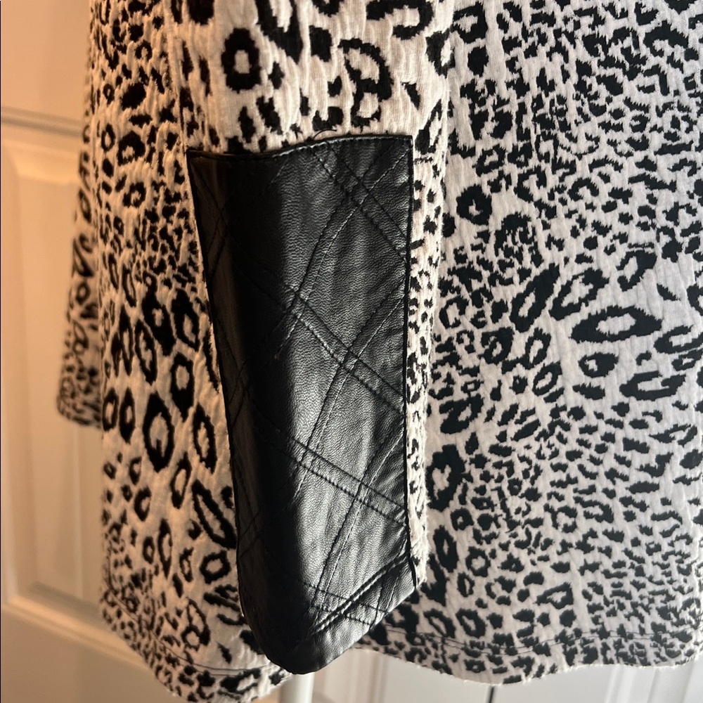 Tyler Böe Leopard Mock Neck Tunic Top XS Faux Leather Elbow Patches Black White - Picture 7 of 16